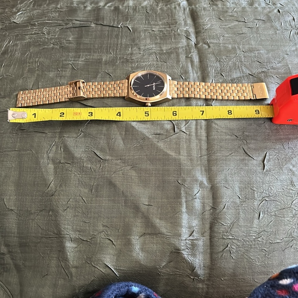 Nixon watch man are woman - Picture 5 of 8